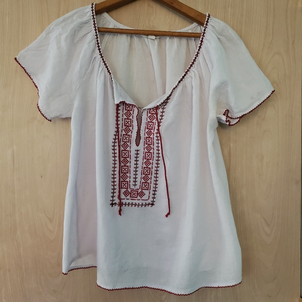 💋☁️Red and White Embroidered Peasant Tee☁️💋